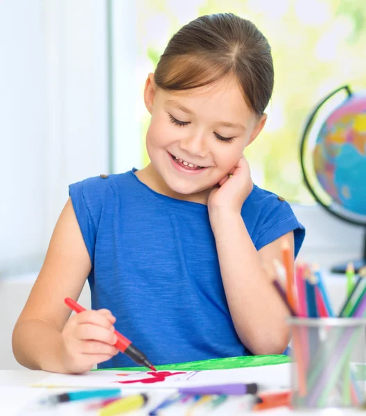 Petite fille dessine avec des crayons — Photo