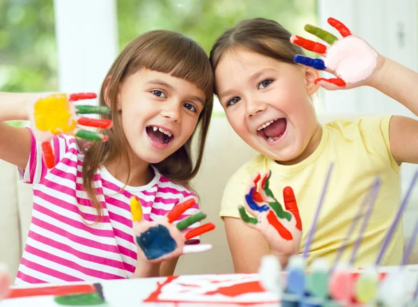 Las niñas están pintando con gouache — Foto de Stock