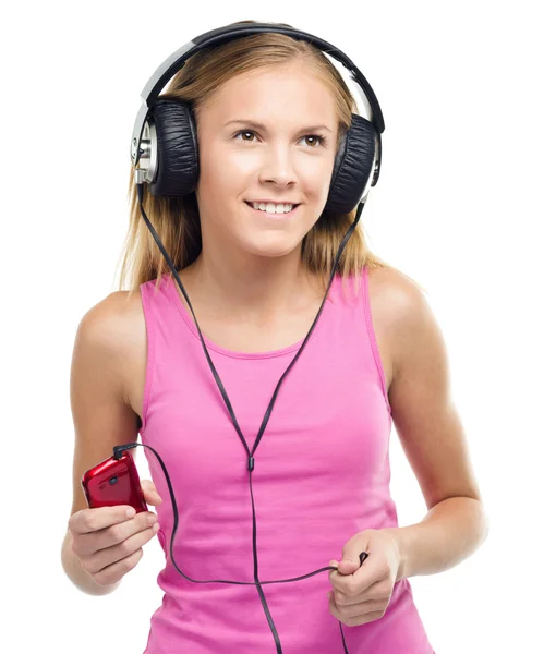 Tiener meisje genieten van muziek met behulp van de hoofdtelefoon — Stockfoto