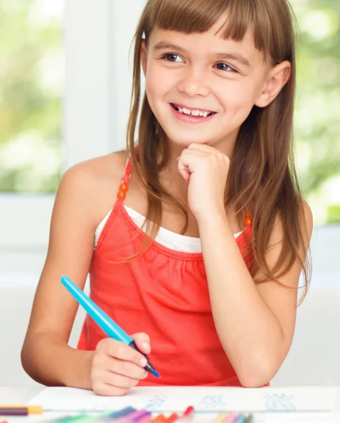 Little girl is drawing using pencils — Stock Photo, Image