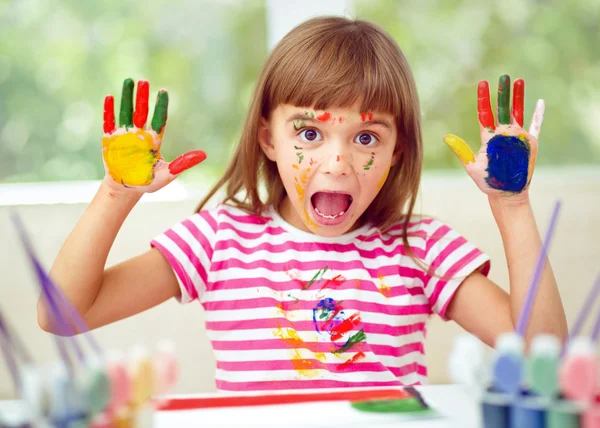 Retrato de uma menina bonita brincando com tintas — Fotografia de Stock