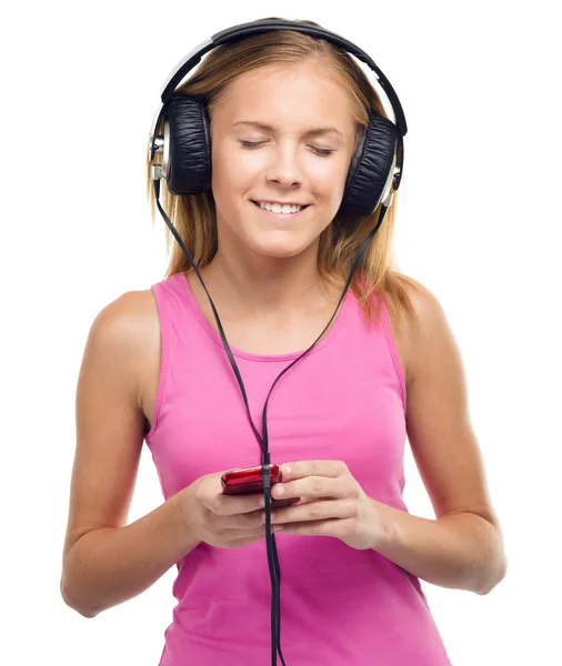Tiener meisje genieten van muziek met behulp van de hoofdtelefoon — Stockfoto
