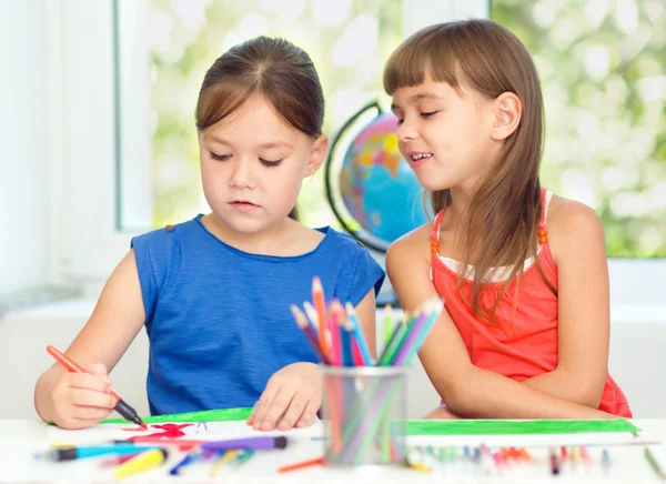 Küçük kızlar kalemler kullanarak çizim — Stok fotoğraf