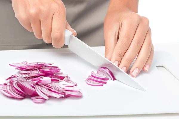 Cozinheiro está cortando cebola — Fotografia de Stock