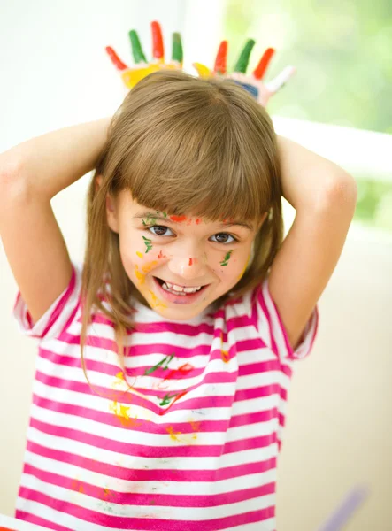 Retrato de uma menina bonita brincando com tintas — Fotografia de Stock