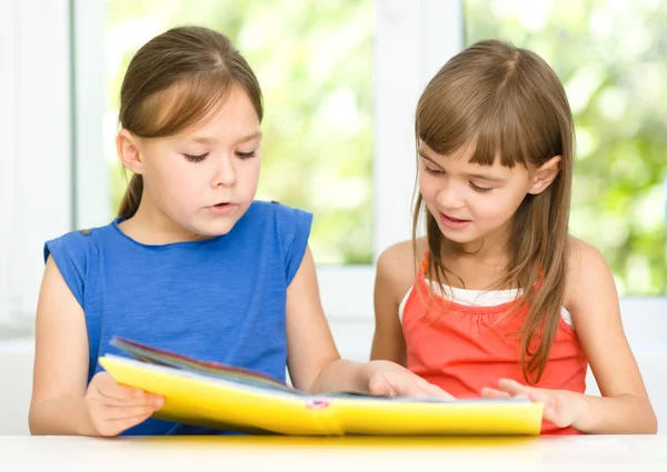 As meninas estão lendo livro — Fotografia de Stock