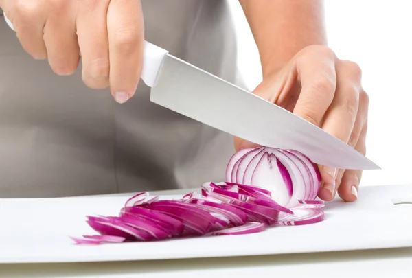 El cocinero está picando cebolla — Foto de Stock