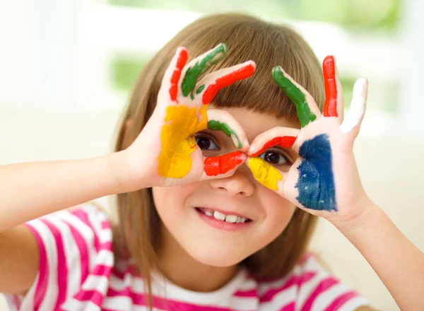 Porträt eines süßen Mädchens, das mit Farben spielt — Stockfoto