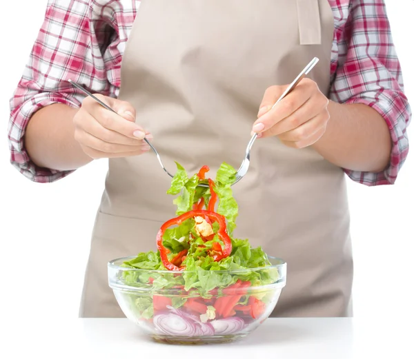 Cook está misturando salada — Fotografia de Stock