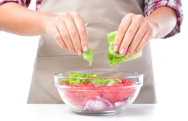 Cook está rasgando alface enquanto faz salada — Fotografia de Stock