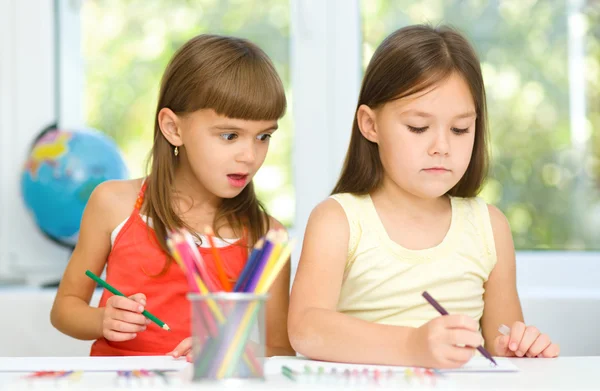 Meninas estão desenhando usando lápis — Fotografia de Stock