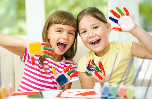 Kleine meisjes zijn schilderen met gouache — Stockfoto