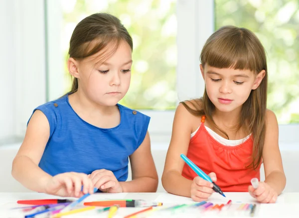 Las niñas están dibujando con lápices — Foto de Stock