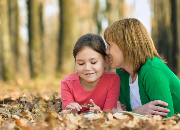 Mother is talking to her daughter — Stock Photo, Image
