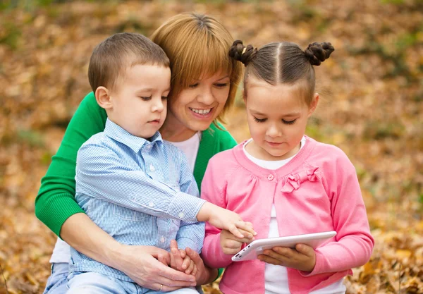 Mamma läser bok med sin dotter och son — Stockfoto