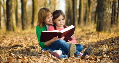 Anne kızıyla birlikte kitap okuyor