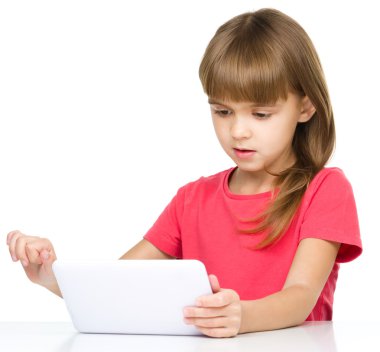 genç kız tablet kullanma