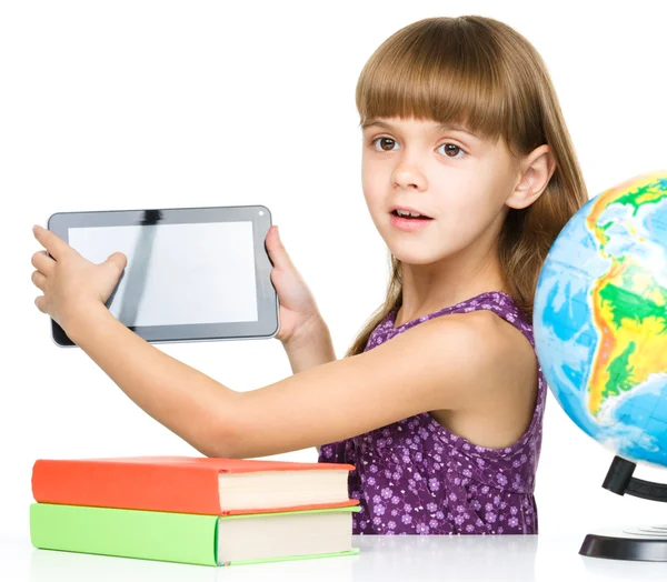 Giovane ragazza sta mostrando tablet — Foto Stock