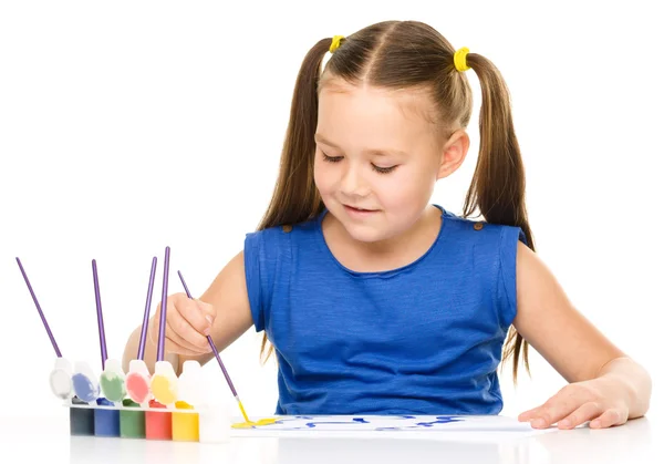 Menina está pintando com guache — Fotografia de Stock