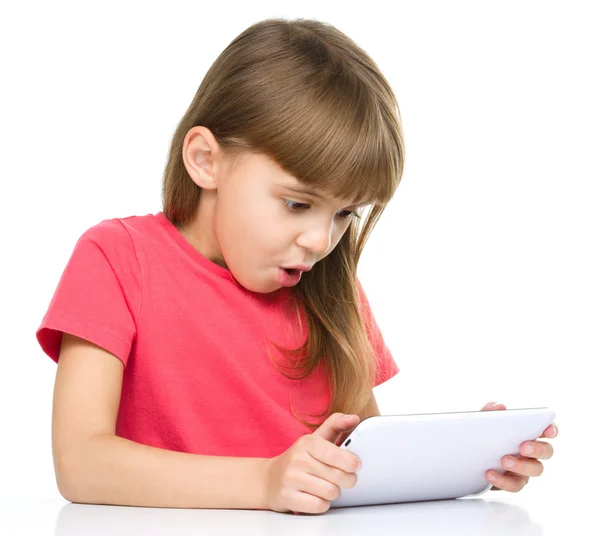 Jovem está usando tablet — Fotografia de Stock