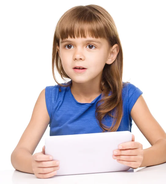 Chica joven está usando tableta —  Fotos de Stock