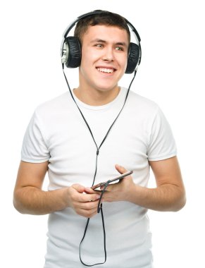 genç adam kulaklık kullanarak müzik keyfi