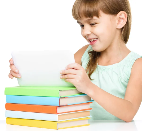 Giovane ragazza sta usando tablet — Foto Stock