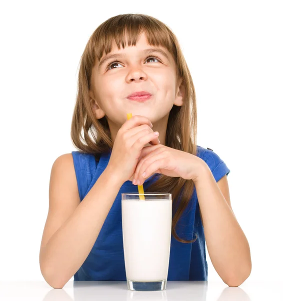 Schattig klein meisje met een glas melk — Stockfoto