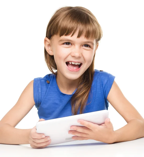 Joven chica alegre está utilizando tableta —  Fotos de Stock