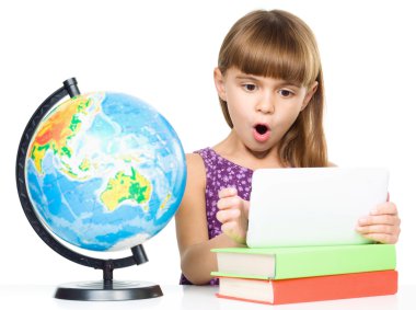 genç kız okurken tablet kullanma