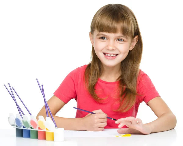 Kleines Mädchen malt mit Gouache — Stockfoto