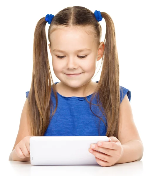 Giovane ragazza sta usando tablet — Foto Stock