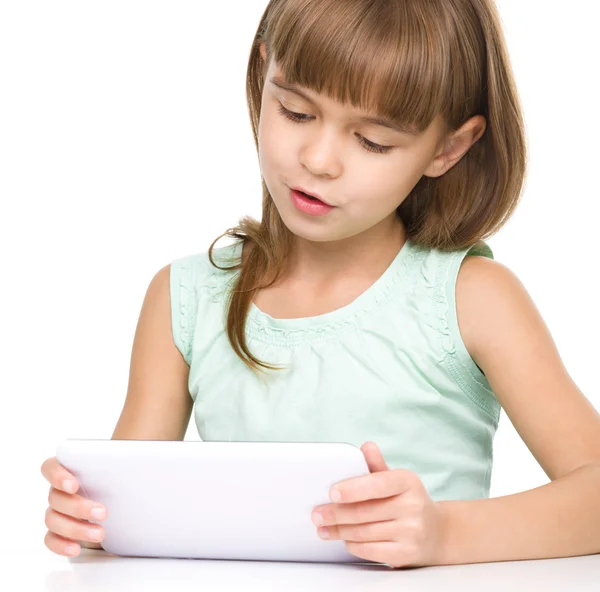 Jovem está usando tablet — Fotografia de Stock