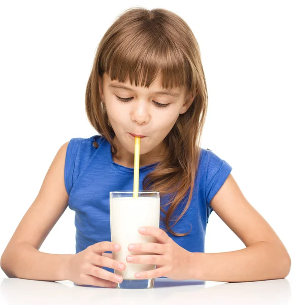 Carina bambina con un bicchiere di latte — Foto Stock