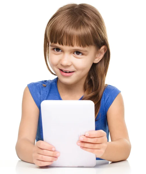 Joven chica alegre está utilizando tableta — Foto de Stock