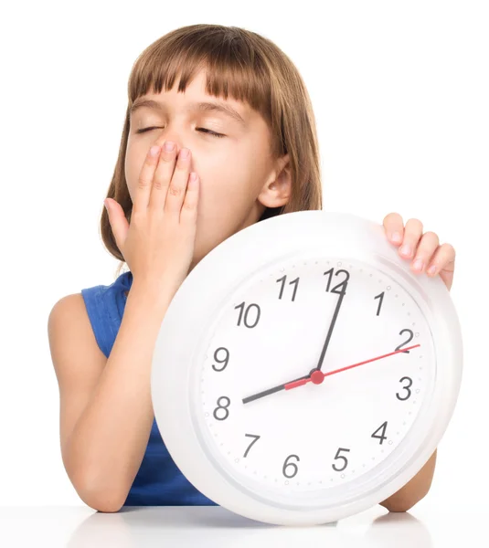 Malá holčička se drží velké hodiny — Stock fotografie