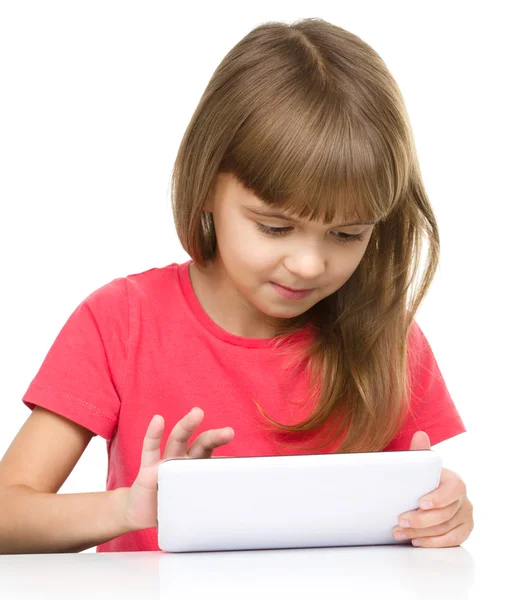 Jovem está usando tablet — Fotografia de Stock