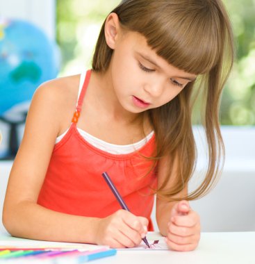 küçük kız kalemler kullanarak çizim