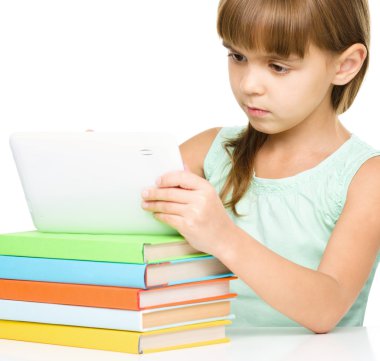 genç kız tablet kullanma