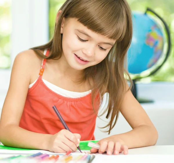 Menina está desenhando usando lápis — Fotografia de Stock