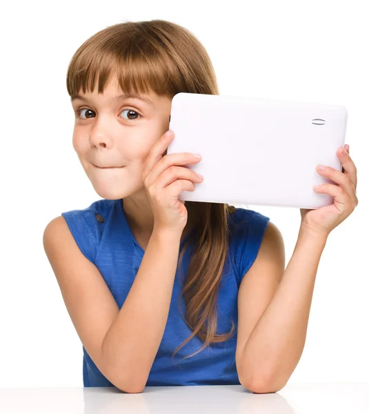 Giovane ragazza allegra sta usando tablet — Foto Stock