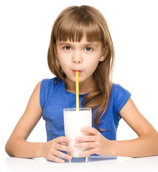 Schattig klein meisje met een glas melk — Stockfoto