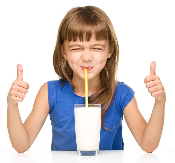 Schattig klein meisje met een glas melk — Stockfoto