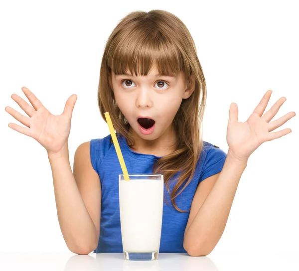 Mignonne petite fille avec un verre de lait — Photo