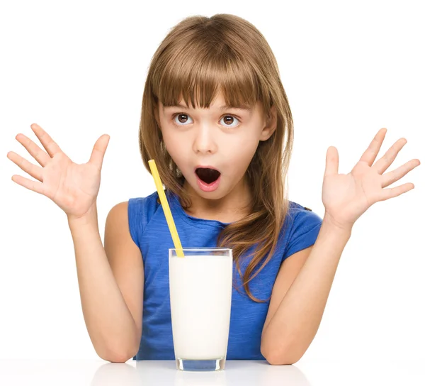 Niedliches kleines Mädchen mit einem Glas Milch — Stockfoto