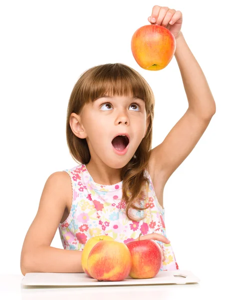 Niña con manzanas está mostrando el pulgar hacia arriba signo — Foto de Stock