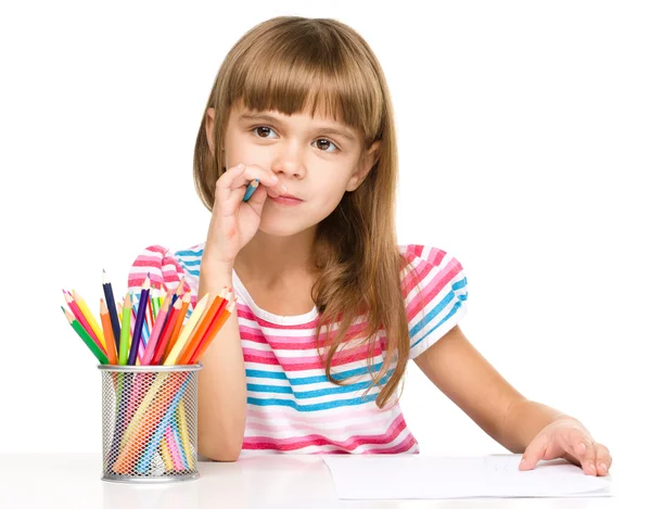 Liten flicka ritade med hjälp av pennor — Stockfoto