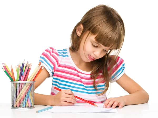 Klein meisje is tekenen met behulp van potloden — Stockfoto