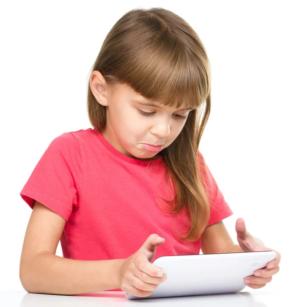 Jovem está usando tablet — Fotografia de Stock