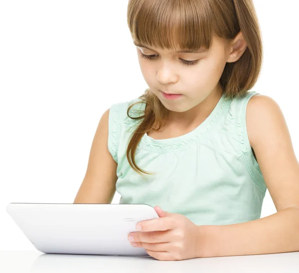 Jovem está usando tablet — Fotografia de Stock